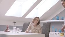 trzymają sucze na smyczy