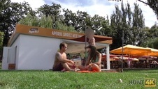 całuje ją i zdejmuje z niej majteczki