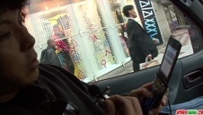 afro pieści się po stopach