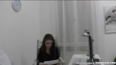 mama pozuje na łóżku kayla green