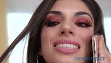 laska na łóżku wkłada sobie wibrator głęboko w cipę