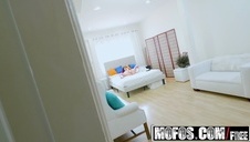 młoda fajnie daje sobie z paluszka