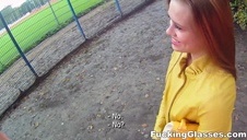 nastoletnia panienka bierze starego kutasa do buzi