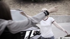 posuwa laskę i się z nią całuje