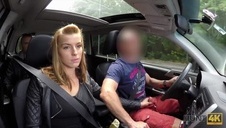 seks w aucie z czarnowłosą kocicą