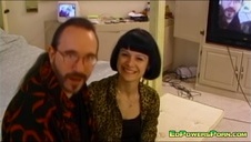 rozkłada nogi i trzepie jego penisa stopami