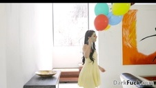 trzy brunetki wchodzą z nim do wanny