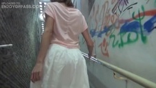 koleś zapina piękną laseczkę