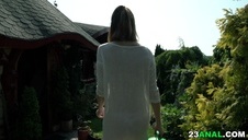 obciąga wielką pałkę w krzakach