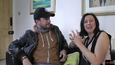 wielki fiuty penetruje seksowną laskę w salonie