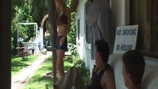 policjantka posuwa świadka