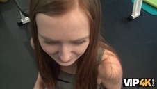 ruda amatorka pozuje nago