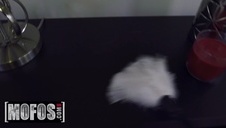 napalona suczka masturbuje się po przejażdżce porsche