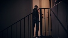 babka z czerwonymi pazurkami ładnie robi loda