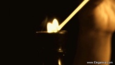 zabawia się z kochanką na łóżku