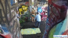 rucha ją przy drzewie