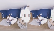 puszysta mamuśka w masce daje radę z młodymi końmi