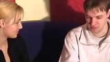 słodko się przytulają na łóżku jednej z nich