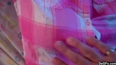 całuje ją po szyi na stojaka