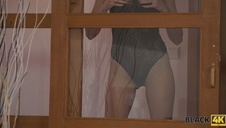 czarna zapina tyłek białej