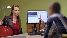 naturalna brunetka pokazuje swoje wdzięki