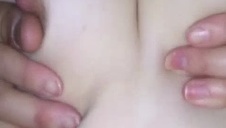 trener pieści ją po niewielkich peniskach