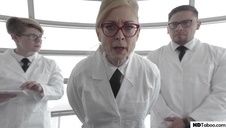 cycata azjatka zabawia się przed kamerką