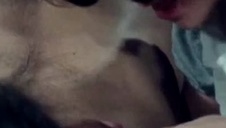 wsadził całego jęzora w jej pizdę i wylizał kisiel