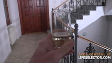 rucha jej idealnie jędrny biuścik na dywanie