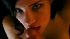 piękna blond suczka rozbiera się przed kamerą