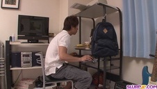 zabawiająca się swoją zabaweczką