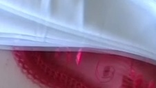 zgrabna brunetka trenuje boks