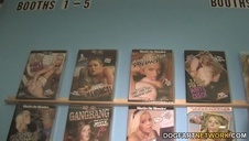 rucha ją od tylca na kafelkach