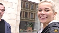 suczka rozbiera się pod drzewem