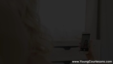 piękna mama i gumowa zabawka