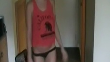 silikonowa crista moore jest posuwana przez murzyna