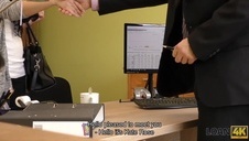 seksowna blondi zrzuca bikini