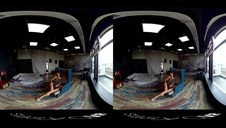 nieśmiała blondyna wychodzi naga z basenu