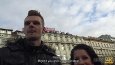 różowa królowa bierze do ust