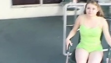 jej skąpa bluzka bardzo dużo odkrywa