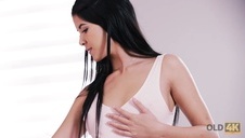 płaska jak deska powiększa sobie cycuszki i cipkę pompką próżniową