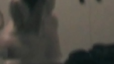 brunet puka młodą blondynkę