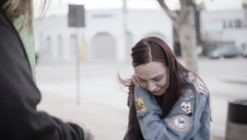 jej cyce dyndają mu nad głową