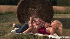 brunetka laseczka w garderobie