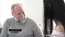 masuje nawilżone dupsko podczas ruchania