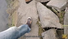 blondi z boskimi piersiami liże długiego penisa i jąderka