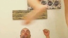 liże cipkę i pieści ją paluszkiem