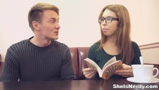 blondyna naciągnęła na swoje długie nogi czarne pończochy