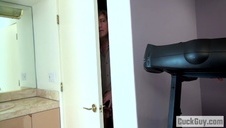 krągła czekoladka liże dwa penisy jednocześnie