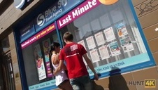 emily grey jest masowana przez młodego typa